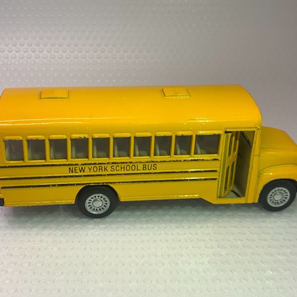 Kinsfun - Yellow School Bus - Door Opens - 5'' - Picture 3 of 8